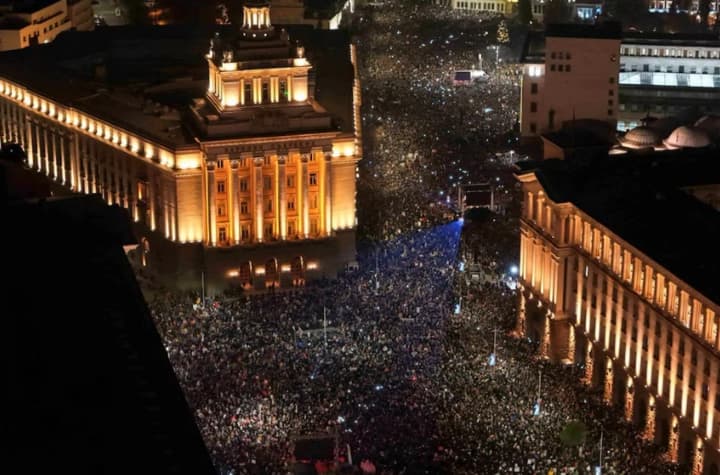 Тисячі людей у Болгарії знову протестують, вимагаючи відставки уряду
