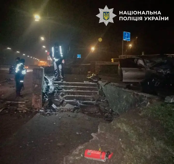 18-річний водій BMW на смерть розбився, влетівши у парапет підземного переходу у Києві