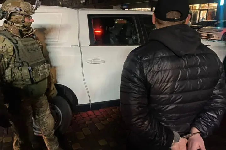 Вимагали 200 000 доларів та вчиняли розбій щодо підприємців: трьом жителям Вінниччини оголошено підозру