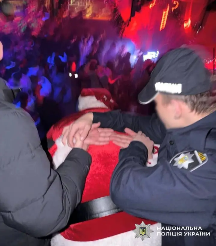 At a party in a Kyiv club, a guy in a police uniform staged the arrest of Santa Claus: he faces a fine of UAH 34,000