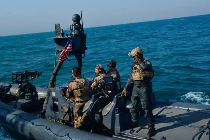 Американські спецпризначенці перехопили судно з Китаю до Ірану, вилучивши військовий вантаж