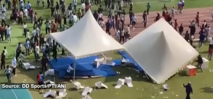 Разъяренные фанаты в Индии забросали стадион стульями и бутылками из-за короткого визита Месси