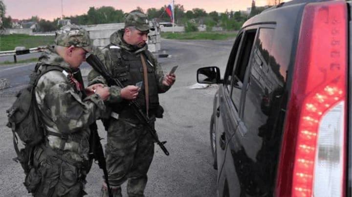 В Симферополе оккупанты проверяют вещи жителей под видом "антидиверсионных учений"