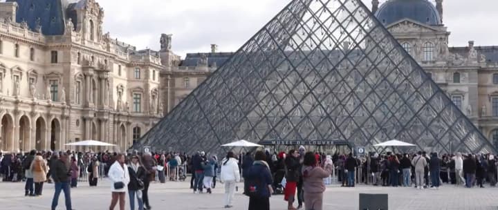 Лувр не открылся из-за забастовки персонала спустя два месяца после громкого ограбления