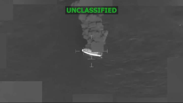 <p><b>Військово-морські сили США заявили про чергове перехоплення судна з наркотиками в Тихому океані.</b></p>
<p>Про це повідомляє <a href="https://edition.cnn.com/2020/07/10/politics/us-navy-drug-bust-pacific-ocean/index.html" target="_blank">CNN</a>.</p>
<p>Зазначається, що екіпаж есмінця USS Pinckney (DDG 91) перехопив судно, яке перевозило 1800 кілограмів кокаїну на суму понад 40 мільйонів доларів.</p>
<p>«Ми пишаємося тим, що можемо зірвати незаконну торгівлю наркотиками, яка підживлює злочинність і насильство», - заявив командир USS Pinckney Адам Аяла.</p>
<p>Це вже третє перехоплення наркотиків есмінцем USS Pinckney за останні два тижні. Загалом, за цей період було вилучено понад 4,5 тонни кокаїну та марихуани на суму понад 100 мільйонів доларів.</p>
<p>Нагадаємо, у квітні президент США Дональд Трамп заявив, що США направлять військові кораблі до берегів Венесуели для боротьби з наркотрафіком.</p>