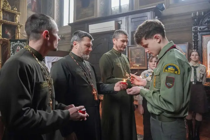 Капелани ССО повезуть на передову Вифлеємський вогонь від "Пласту"