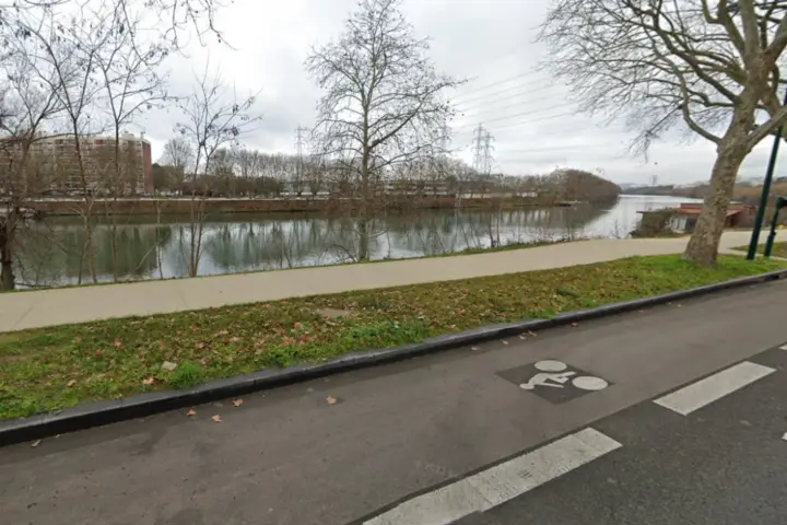 Во Франции автомобиль с людьми упал в Сену: погибли мужчина и женщина