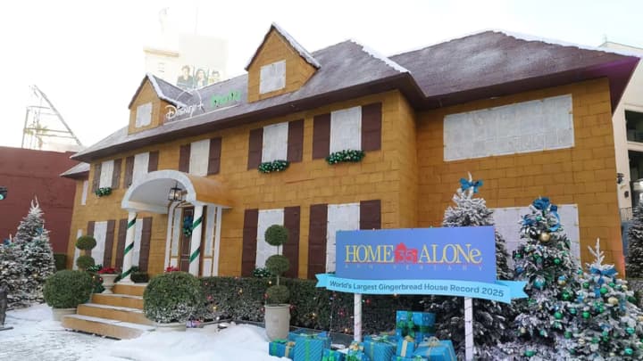 Giant gingerbread house from the movie "Home Alone" appeared in the US and broke a world record