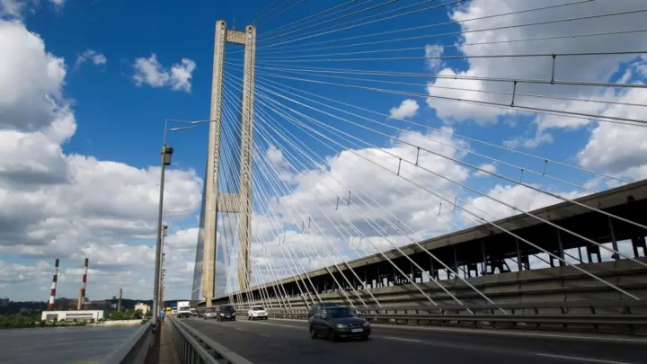 Южный мост в Киеве частично ограничат для движения: что известно