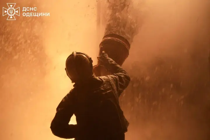 В Одесской области рф атаковала энергетику и порт "Южный", загорелось 30 контейнеров, более 120 тысяч абонентов без света - вице-премьер