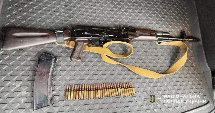 Automatic weapons by mail and "money in a book": an interregional channel for illegal arms trade exposed