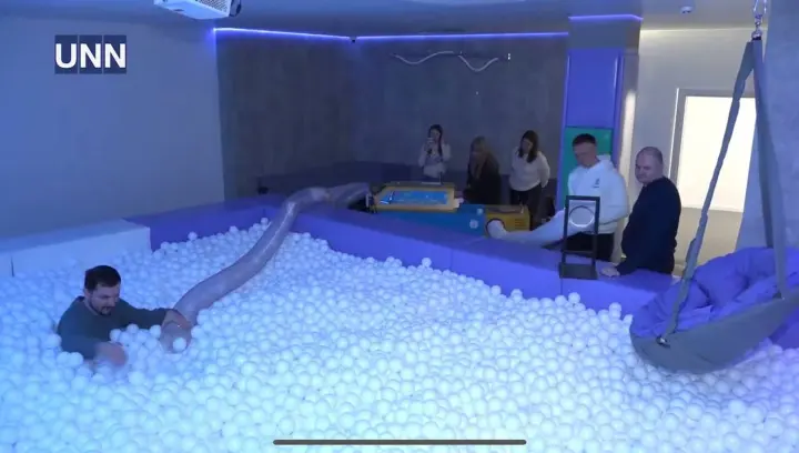 В Киеве открыли третье релакс-убежище "Без волн": пространство безопасности и ментальной поддержки во время тревог