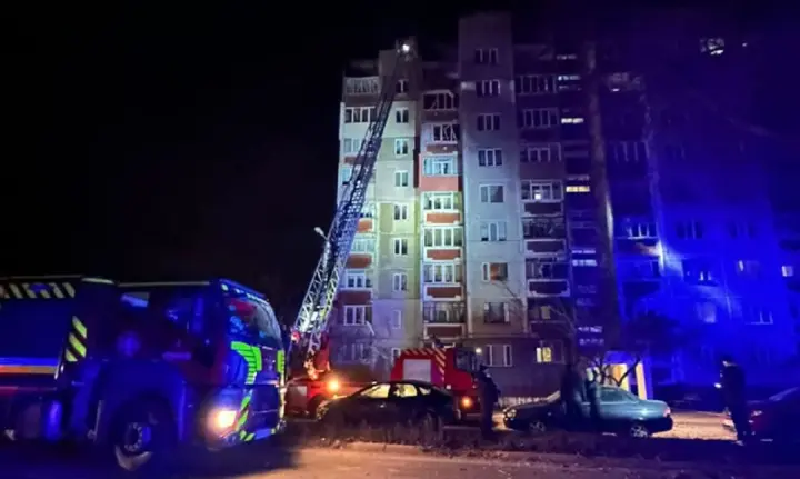 Рятувальники показали кадри наслідків дронової атаки рф на Чернігів