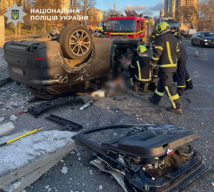 Моторошна ДТП у Києві: водій Porsche влетів у бетонну огорожу і загинув