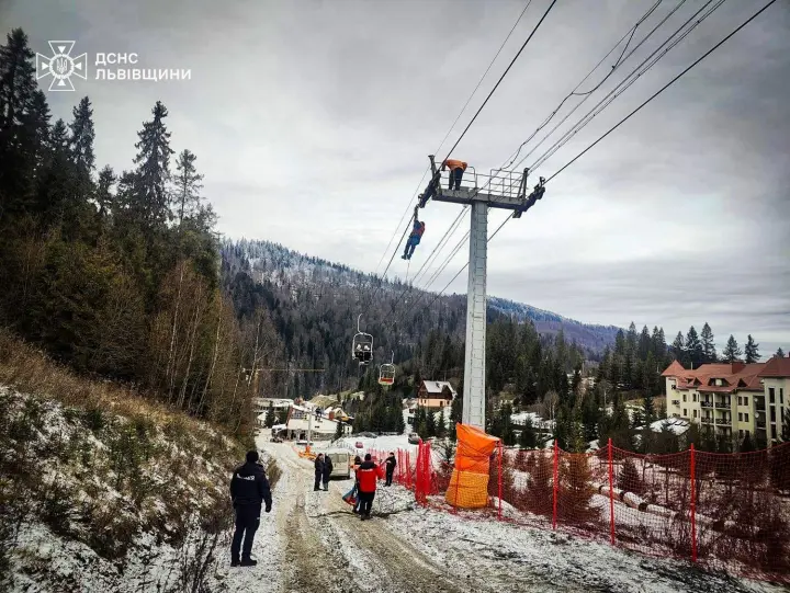 80 people stuck on a ski lift on a mountain in Lviv region: 42 already rescued, work continues