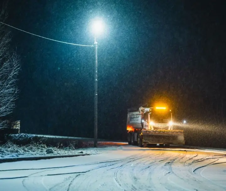 Дороги засніжені у 9 областях, але проїзд основними шляхами є - дорожники
