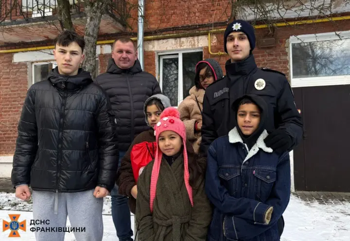 У Коломиї різдвяна коляда ледь не закінчилася трагедією: четверо дітей провалилися під лід