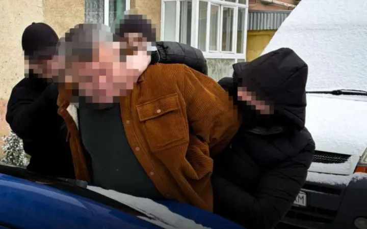 Customs officer detained in Zakarpattia for scheme of duty-free import of luxury watches