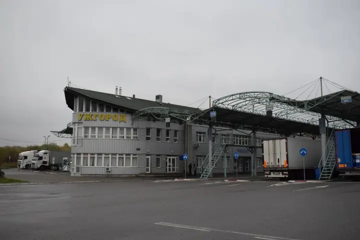 На границе со Словакией заработал пешеходный переход: до тысячи человек уже воспользовались