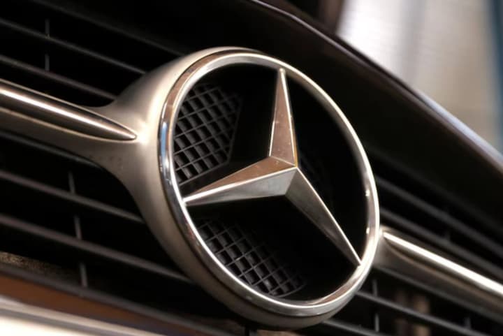 Mercedes-Benz запускает систему помощи водителям - конкурента Tesla FSD для городских улиц США