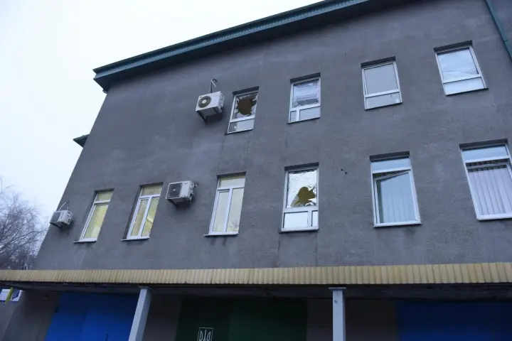 Атака рф на Днепр 7 января: повреждено здание налоговой службы, люди не пострадали