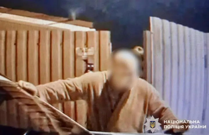 У Броварах чоловік на запобіжному заході кидався на поліцейських з погрозами і пошкодив їх авто: його відправили в ІТТ