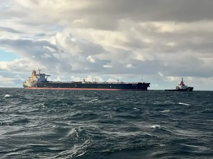 Dozens of sanctioned Russian tankers freely pass through the English Channel, despite British sanctions - BBC