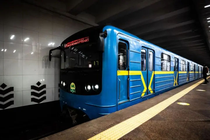 Kyiv's "green" metro line resumes operation after enemy shelling