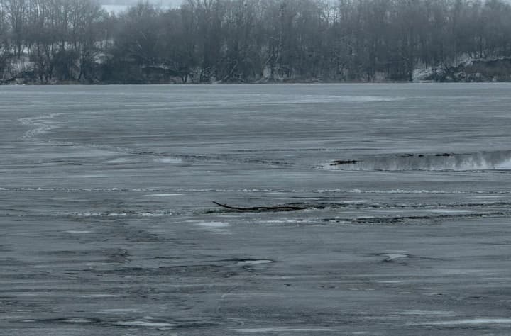 Пішов на риболовлю з сином і провалився під кригу: на Вінниччині загинув чоловік