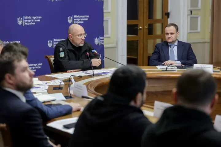 У Києві над відновленням електромереж працюють 63 бригади, понад 220 бригад - над відновленням тепла