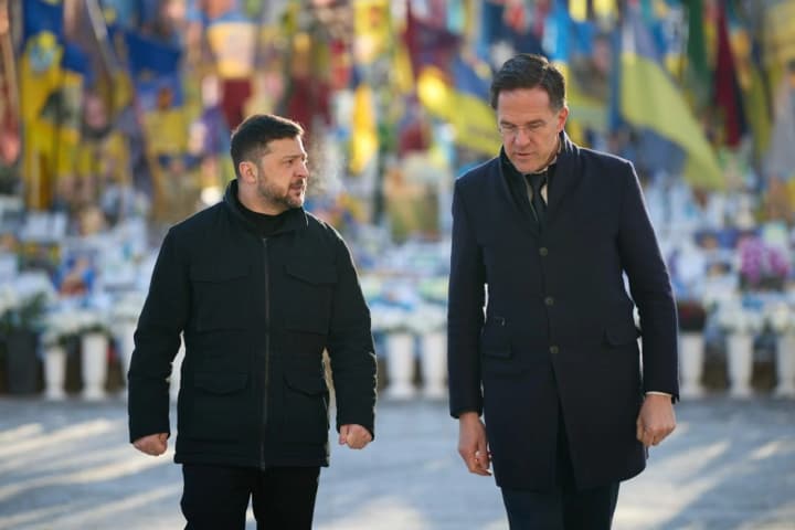 Зеленський уже зустрівся з Генсеком НАТО у Києві: обидва лідери вшанували пам'ять полеглих українських воїнів