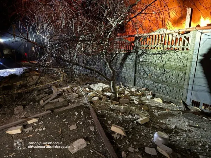 Во время ночной атаки "шахедов" на Запорожье разрушен частный дом и ранены три человека