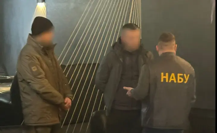 Працівнику СБУ, якого викрили на хабарі за відстрочку, повідомили про підозру
