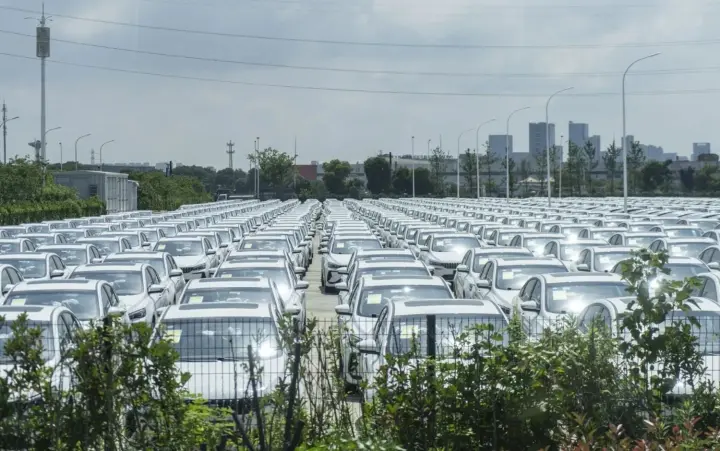 Geely випередила BYD за обсягами поставок та зафіксувала рекордний розрив у продажах з 2022 року