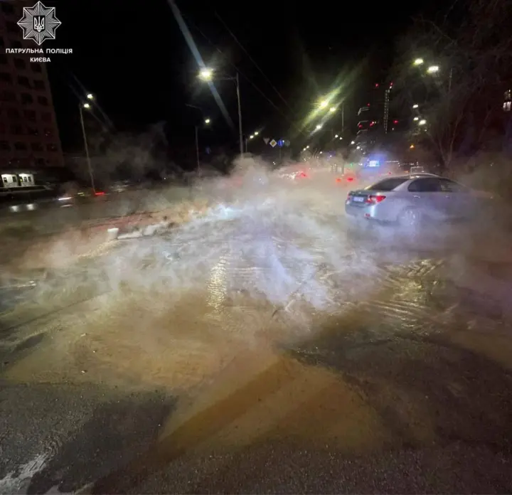 Столичний Голосіївській проспект залило гарячою водою, рух ускладнений