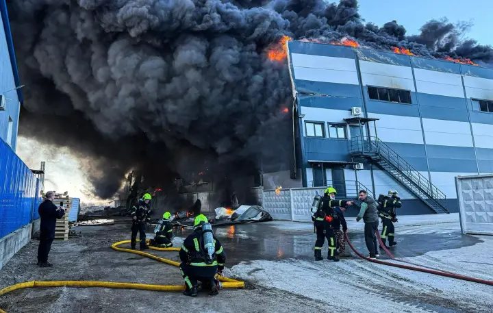 Велика пожежа на складі під Києвом - у чотирьох районах столиці спостерігається задимлення
