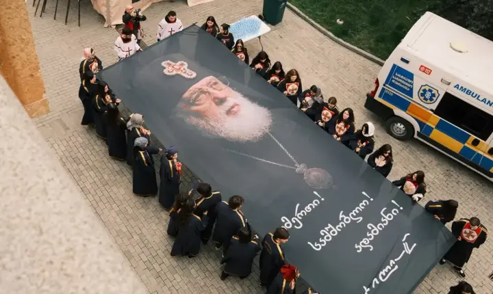 Дзвони, білі троянди і трохи політики: як у Грузії прощались із патріархом Ілією