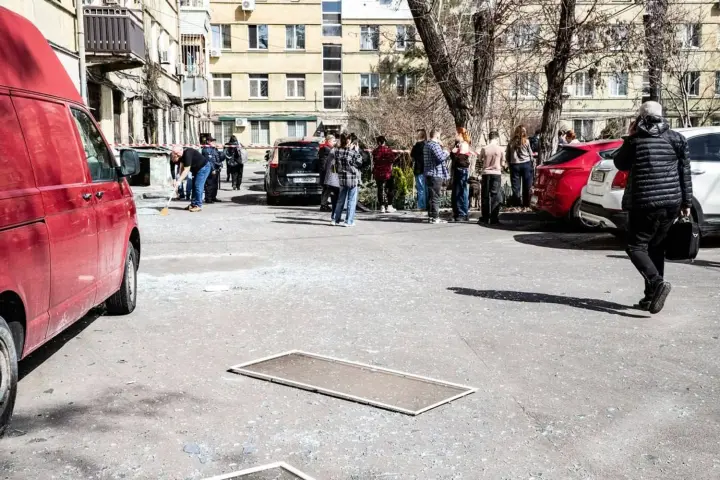 Удар БПЛА рф по центру Дніпра 26 березня - пошкоджені 7 багатоповерхівок та гімназія