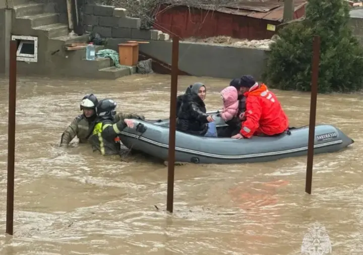 У столиці дагестану оголосили надзвичайний стан через масштабну повінь, понад 327 тис людей залишилися без світла