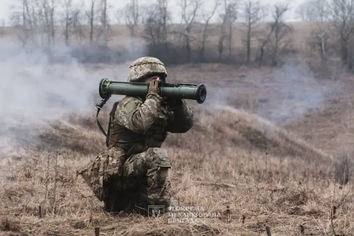 На фронте зафиксировано 56 боев, враг активно действует на двух направлениях - Генштаб