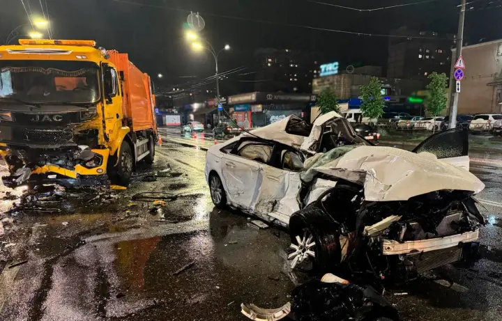 У Києві легковик вилетів на зустрічну смугу та протаранив вантажівку
