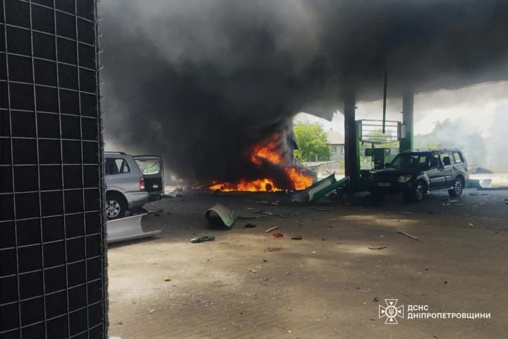 Російські удари по Нікополю та АЗС на Дніпровщині вбили жінку та поранили ще 5 людей