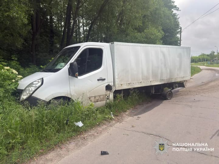 росіяни вдарили дроном по автівці, яка розвозила хліб на прикордонні Чернігівщини