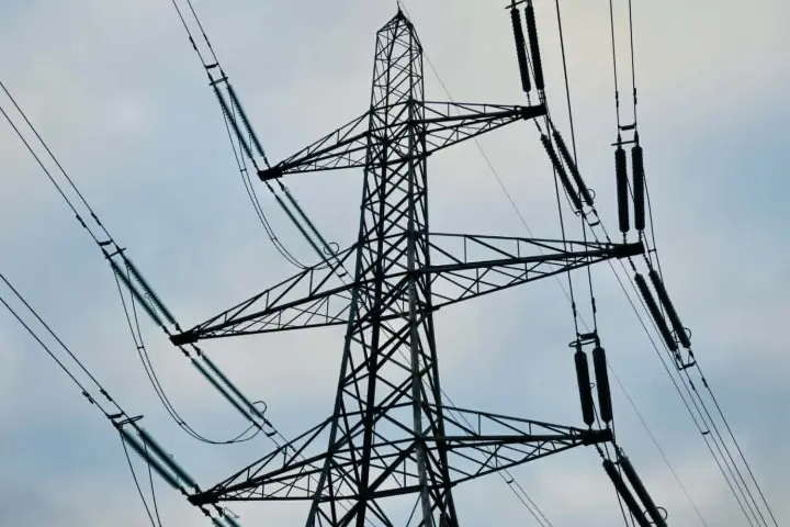 В Україні через обстріли частково знеструмлені шість областей, на Харківщині БПЛА атакував авто енергетиків - Міненерго
