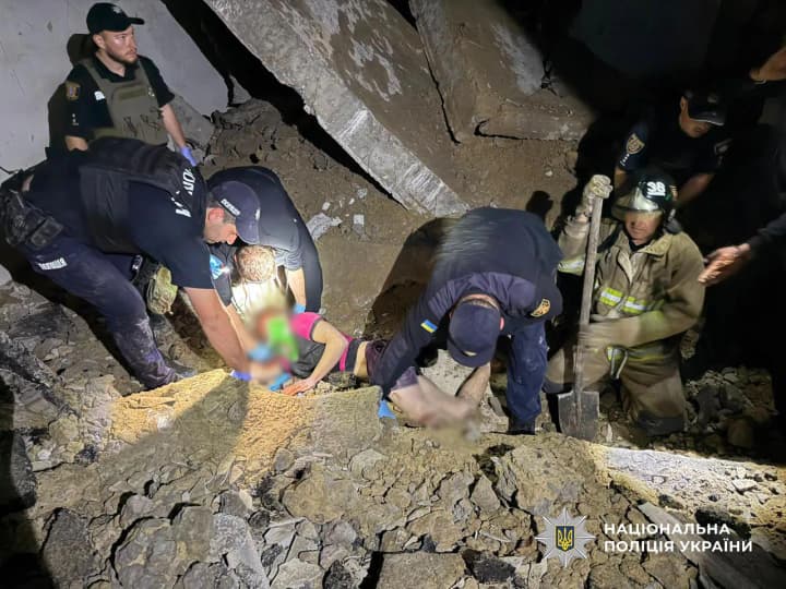 Рятувальники протягом двох годин звільняли чоловіка на Одещині, якого привалило бетонною плитою в покинутій будівлі