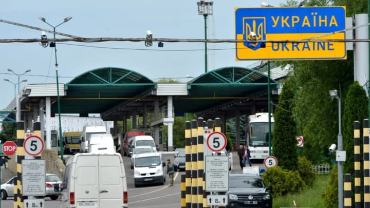 На пункті пропуску "Шегині - Медика" майже на півтора року припинять виїзд автобусів до Польщі