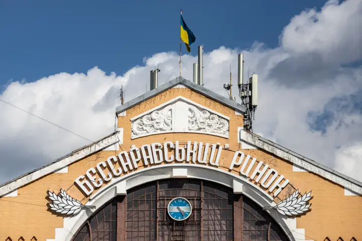 В Киеве вспыхнул пожар на Бессарабском рынке