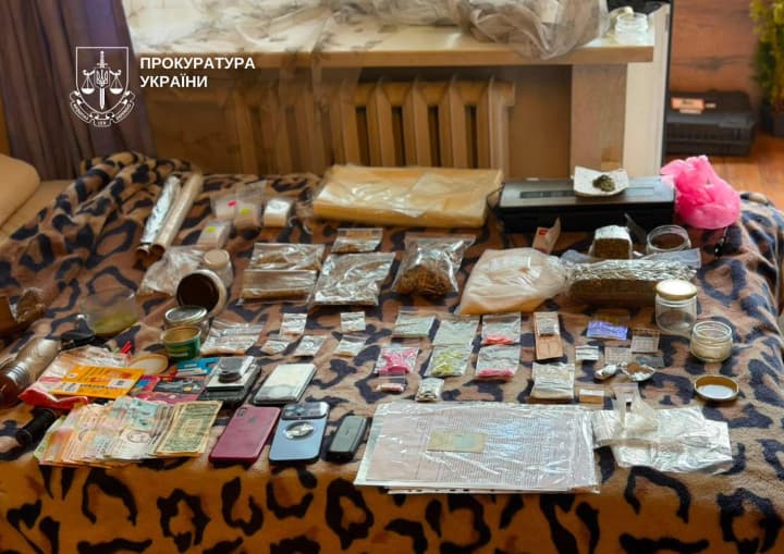 У Києві затримали організатора нарковечірок - у нього вдома знайшли 2,5 кг наркотиків та психотропів "на будь-який смак"