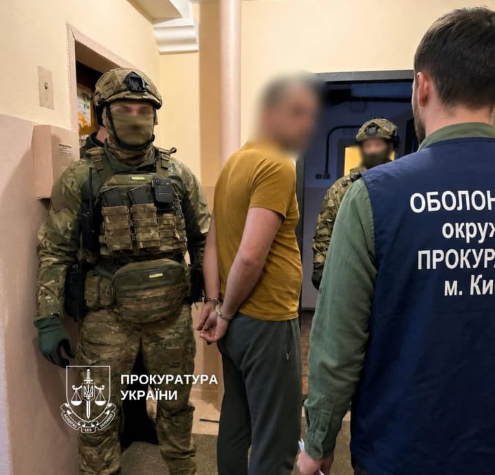 У Києві затримали чоловіка за продаж зброї через поштомати