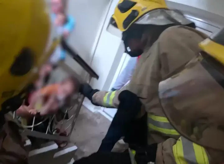 На Рівненщині дворічний малюк під час гри застряг головою у металевій огорожі, його визволили рятувальники